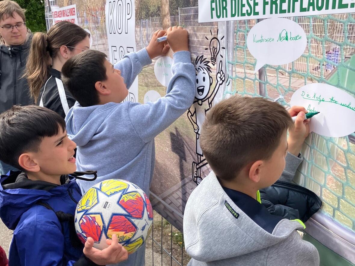 buergerbeteiligung_kopfstand_freiflaeche_minispielfeld_ostend_stadtteilmanagement_2026_fotograf_marek_hajduczek_2