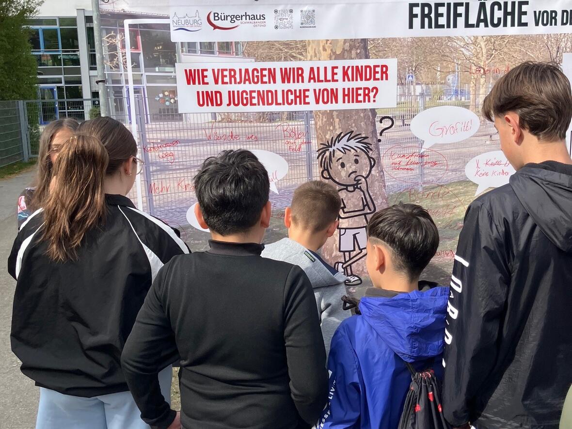 buergerbeteiligung_kopfstand_freiflaeche_minispielfeld_ostend_stadtteilmanagement_2026_fotograf_marek_hajduczek_1