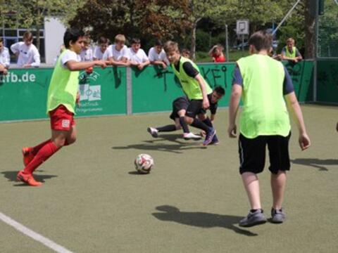 Azad im Gruppenspiel zwischen "Companion FC" und "Champ Elysees".