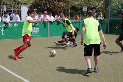 Azad im Gruppenspiel zwischen "Companion FC" und "Champ Elysees". Azad im Gruppenspiel zwischen "Companion FC" und "Champ Elysees".