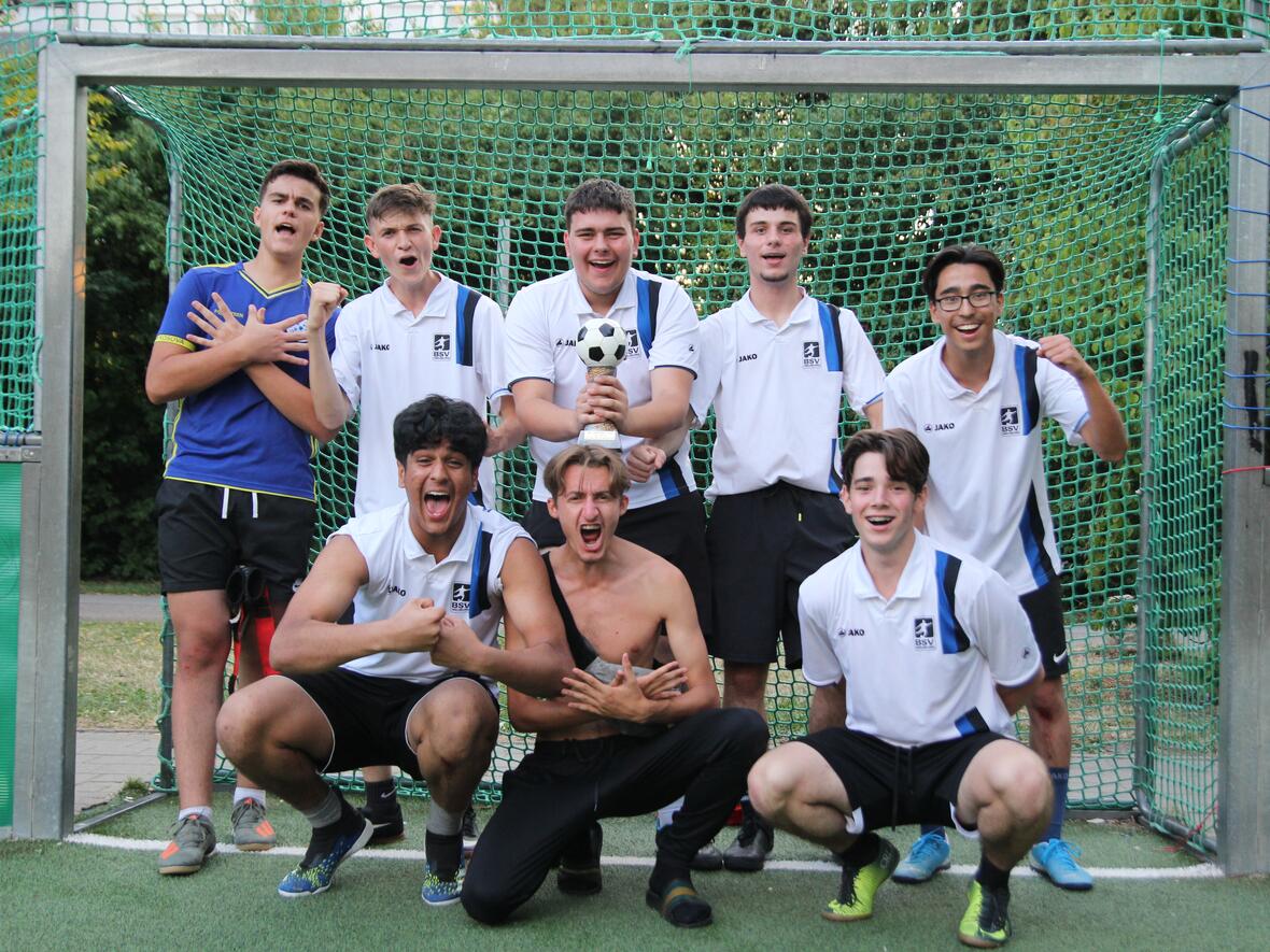 27-ostend-cup_hobbyfussballturnier_jugendliche_sieger-altergruppe_3_team_8six